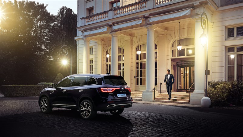 Renault KOLEOS INITIALE PARIS - véhicule garé devant l'hôtel Trianon - vue 3/4 arrière 