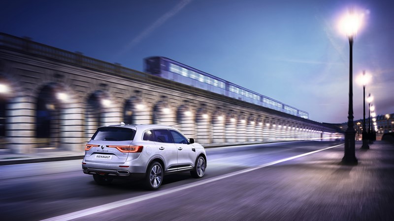 Renault KOLEOS INITIALE PARIS - véhicule blanc nacré - roulant de nuit en ville - vue 3/4 arrière