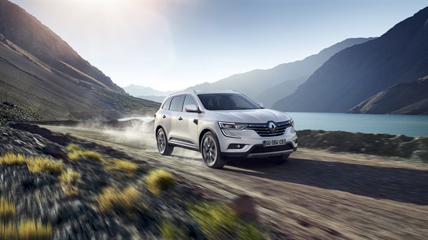 Renault KOLEOS - Vue de 3/4 avant du véhicule sur une route rocailleuse près de la mer.